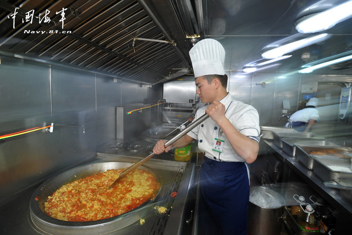 Khu vực nhà bếp trên tàu sân bay