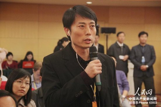 Phóng viên tờ Liên Hợp của đảo Đài Loan đặt câu hỏi Phóng viên tờ Liên Hợp của đảo Đài Loan đặt câu hỏi