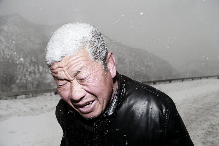 Trận bão tuyết lạnh thấu xương, tuyết phủ dày đặc khiến họ phải rời khỏi xe tìm nơi tránh rét