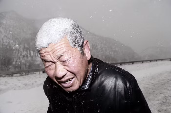 Trận bão tuyết lạnh thấu xương, tuyết phủ dày đặc khiến họ phải rời khỏi xe tìm nơi tránh rét Trận bão tuyết lạnh thấu xương, tuyết phủ dày đặc khiến họ phải rời khỏi xe tìm nơi tránh rét