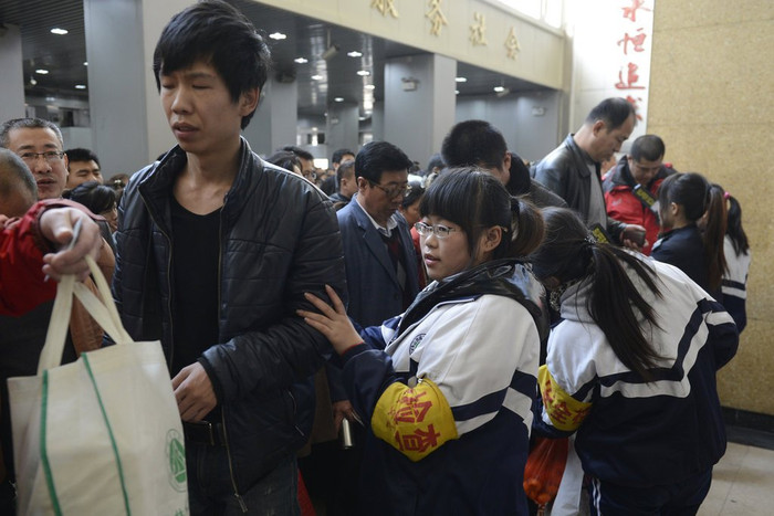 Lực lượng "nhân viên an ninh" đặc biệt này làm việc từ 8 giờ sáng đến 8 giờ tối hàng ngày cho tới khi đại hội 18 kết thúc Lực lượng "nhân viên an ninh" đặc biệt này làm việc từ 8 giờ sáng đến 8 giờ tối hàng ngày cho tới khi đại hội 18 kết thúc