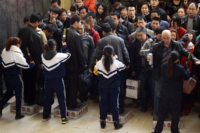 Những "nhân viên an ninh" đặc biệt trong trang phục học sinh này thay phiên nhau trực kiểm tra an ninh với tất cả các hành khách Những "nhân viên an ninh" đặc biệt trong trang phục học sinh này thay phiên nhau trực kiểm tra an ninh với tất cả các hành khách