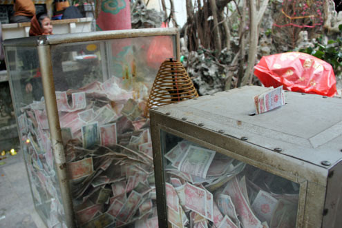 Hòm công đức được bày tràn lan tại nhiều điểm thờ tự. Hòm công đức được bày tràn lan tại nhiều điểm thờ tự.