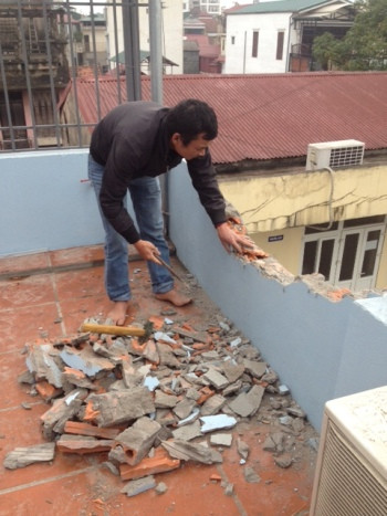 Phần xây dựng sai phép được gia đình ông Kiên tự giác đập bỏ. (Ảnh: Hải Ninh) Phần xây dựng sai phép được gia đình ông Kiên tự giác đập bỏ. (Ảnh: Hải Ninh)