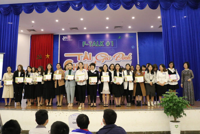 Các giáo viên nhận chứng JA. Ảnh: Đ.T Các giáo viên nhận chứng JA. Ảnh: Đ.T