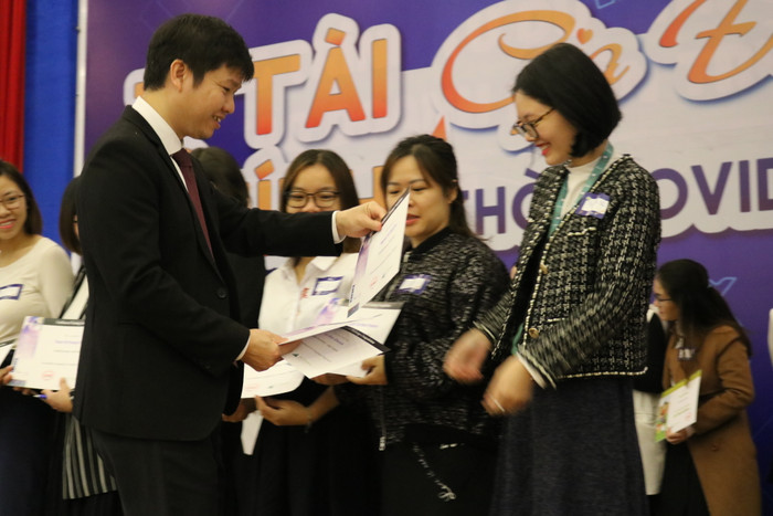 Các giáo viên nhận chứng chỉ. Ảnh: Đ.T Các giáo viên nhận chứng chỉ. Ảnh: Đ.T