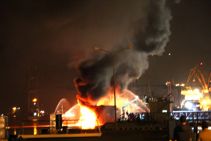 Tàu Hải Hà chở xăng phát nổ bùng cháy dữ dội khi đang bơm xăng tại cảng xăng dầu Tàu Hải Hà chở xăng phát nổ bùng cháy dữ dội khi đang bơm xăng tại cảng xăng dầu