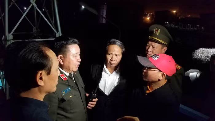 Thứ trưởng Bộ Công an và Bí thư Thành uỷ Hải Phòng chỉ đạo lực lượng chức năng chữa cháy tại hiện trường Thứ trưởng Bộ Công an và Bí thư Thành uỷ Hải Phòng chỉ đạo lực lượng chức năng chữa cháy tại hiện trường