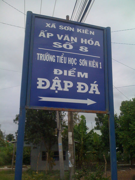 Trường tiểu học kiêm điểm "đập đá"?