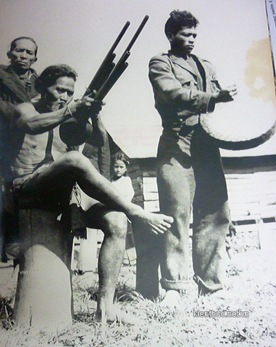 Buổi sinh hoạt tập thể của người Lạch tại một ngôi làng vùng ven Đà Lạt 60 năm về trước. Buổi sinh hoạt tập thể của người Lạch tại một ngôi làng vùng ven Đà Lạt 60 năm về trước.