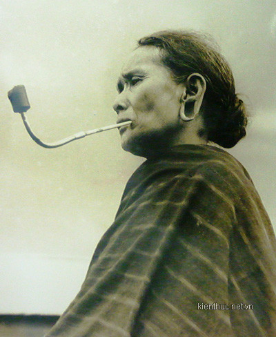 Thời bấy giờ, nam nữ người Lạch đều có một tẩu hút thuốc. Thời bấy giờ, nam nữ người Lạch đều có một tẩu hút thuốc.