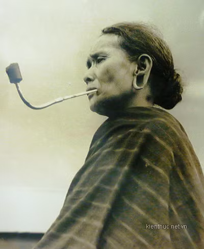 Thời bấy giờ, nam nữ người Lạch đều có một tẩu hút thuốc.