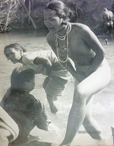 Thời điểm này, những chàng trai, cô gái người Lạch coi chuyện không mặc quần áo là điều bình thường, họ thả sức ngắm nhìn cơ thể gợi cảm của nhau, trai gái yêu nhau thường ra rừng tâm sự, nhưng tuyệt nhiên không có chuyện “ăn cơm trước kẻng”. Ảnh: Một thiếu nữ tỏ ra e ngại trước ống kính máy ảnh, vội vã bỏ chạy khỏi dòng suối đang tắm. Thời điểm này, những chàng trai, cô gái người Lạch coi chuyện không mặc quần áo là điều bình thường, họ thả sức ngắm nhìn cơ thể gợi cảm của nhau, trai gái yêu nhau thường ra rừng tâm sự, nhưng tuyệt nhiên không có chuyện “ăn cơm trước kẻng”. Ảnh: Một thiếu nữ tỏ ra e ngại trước ống kính máy ảnh, vội vã bỏ chạy khỏi dòng suối đang tắm.