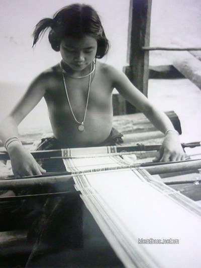 Vào mỗi buổi chiều, trên đầu nguồn con suối Lạch dẫn về hồ Xuân Hương ngày nay lại nhộn nhịp tiếng cười đùa, trêu chọc của những thiếu nữ, chàng trai. Họ khỏa thân tắm chung hồn nhiên như những đưa trẻ lên 3 mà không phút bận tâm chuyện mình đang không một mảnh vài che thân. Ảnh: Thiếu nữ khỏa thân ngồi dệt lụa và rất tự tin trước ống kính. Cụ Phỉ cho biết, bức hình này cụ chụp tại một gia đình thuộc ngoại ô Đà Lạt vào sau năm 1954. Vào mỗi buổi chiều, trên đầu nguồn con suối Lạch dẫn về hồ Xuân Hương ngày nay lại nhộn nhịp tiếng cười đùa, trêu chọc của những thiếu nữ, chàng trai. Họ khỏa thân tắm chung hồn nhiên như những đưa trẻ lên 3 mà không phút bận tâm chuyện mình đang không một mảnh vài che thân. Ảnh: Thiếu nữ khỏa thân ngồi dệt lụa và rất tự tin trước ống kính. Cụ Phỉ cho biết, bức hình này cụ chụp tại một gia đình thuộc ngoại ô Đà Lạt vào sau năm 1954.