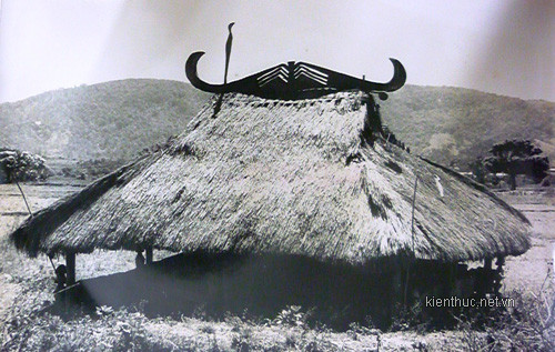 Nhà mồ - một nét văn hóa tâm linh của người Lạch thời bấy giờ. Nhà mồ - một nét văn hóa tâm linh của người Lạch thời bấy giờ.