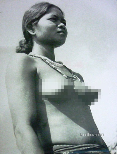 Theo cụ Phỉ, thời đó người Lạch - một tộc người có mặt đầu tiên ở Đà Lạt - vẫn còn sinh sống ở những vùng ven Trung tâm TP Đà Lạt ngày nay. Hằng ngày, họ vào rừng săn bắn, kiếm củi gùi ra trung tâm TP Đà Lạt bán cho người Kinh lấy tiền mua thực phẩm. Ảnh: Theo cụ Lê Phỉ, người Lạch ở Đà Lạt xưa kia xem việc không mặc áo là bình thường. Theo cụ Phỉ, thời đó người Lạch - một tộc người có mặt đầu tiên ở Đà Lạt - vẫn còn sinh sống ở những vùng ven Trung tâm TP Đà Lạt ngày nay. Hằng ngày, họ vào rừng săn bắn, kiếm củi gùi ra trung tâm TP Đà Lạt bán cho người Kinh lấy tiền mua thực phẩm. Ảnh: Theo cụ Lê Phỉ, người Lạch ở Đà Lạt xưa kia xem việc không mặc áo là bình thường.