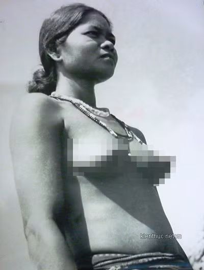 Theo cụ Phỉ, thời đó người Lạch - một tộc người có mặt đầu tiên ở Đà Lạt - vẫn còn sinh sống ở những vùng ven Trung tâm TP Đà Lạt ngày nay. Hằng ngày, họ vào rừng săn bắn, kiếm củi gùi ra trung tâm TP Đà Lạt bán cho người Kinh lấy tiền mua thực phẩm. Ảnh: Theo cụ Lê Phỉ, người Lạch ở Đà Lạt xưa kia xem việc không mặc áo là bình thường.