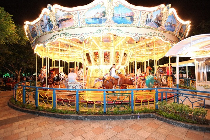 Trò chơi đu quay thú nhún luôn là tâm điểm của du khách nhí.