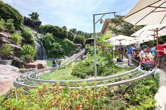Vinpearl Alpine Coaster là hệ thống xe trượt núi đầu tiên trên đảo tại châu Á và cũng là hệ thống xe trượt núi dài nhất Đông Nam Á với tổng chiều dài 1.760m.