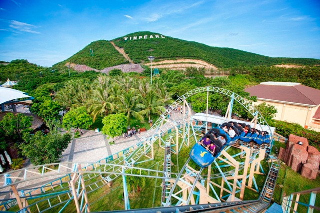 Thử thách cảm giác quay cuồng cùng trò chơi tàu lượn siêu tốc.