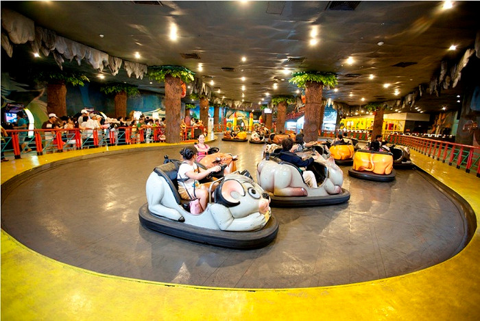 Khu trò chơi trong nhà nằm trong lòng núi nhân tạo, mới lạ và đặc sắc với các trò chơi được ứng dụng công nghệ cao như: Xe điện đụng, cưỡi bò tót, siêu thị games, vườn cổ tích... Trong ảnh: Du khách thử tài chinh phục “tay lái lụa” qua trò chơi xe điện đụng.