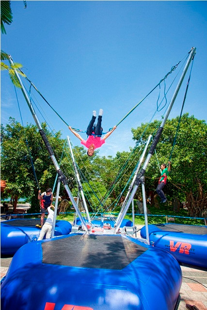 Bungee là trò chơi bật nhảy dành cho du khách đam mê trải nghiệm cảm giác mạnh qua các động tác nhào lộn, bật nhảy trên không.