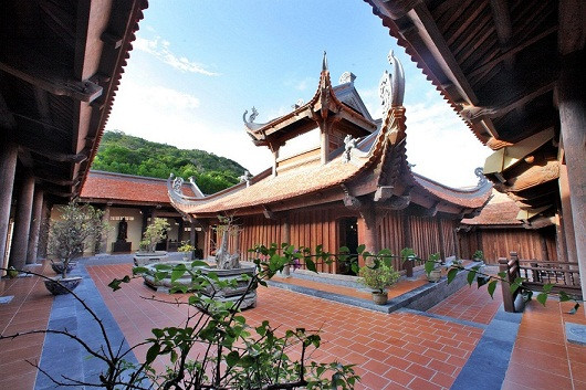 Du khách không nên bỏ qua việc tham quan, vãn cảnh Trúc Lâm tịnh viện, ngôi chùa trên đảo lớn nhất Việt Nam. Một lần đến với Trúc Lâm tịnh viện, đến với công trình xây dựng, điêu khắc quy mô, đặc sắc mang dáng dấp ngôi chùa cổ kính miền Bắc trên hòn đảo lộng gió miền Trung, đến với tượng đài Bồ tát Quan Âm Nam Hải thanh thoát, uy nghiêm giữa biển trời mênh mông, là đến với không gian tâm linh an lạc và hướng thiện.