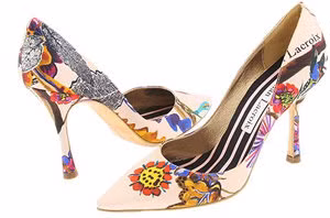 Rất nhiều các nhà mốt đã lăng-xê những mẫu giầy, dép, sandal với đủ sắc màu họa tiết, hình hoạt kèm theo. Chúng có thể được in phủ toàn bộ lên thân giầy hoặc chỉ nhấn nhá ở một vị trí như đế dép, quai sandal hoặc gót giầy... Và dù với kiểu cách nào, những đôi giầy dép ấy đều rất xinh với thời trang hè vui nhộn và sôi động.