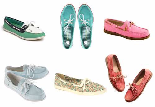 5. Giầy thuyền màu sắc - Colorful Boat Shoes Với kiểu dáng trệt, bè và mũi tròn, những đôi giầy thuyền sẽ mang nhiều điều mới lạ và thú vị cho các cô gái năng động cá tính trong hè 2012. Nó rất hợp với quần ngắn, áo pull, quần lỡ, váy áo mang phom dáng thể thao trẻ trung. Ảnh: Giầy thuyền với những sắc màu đáng yêu.