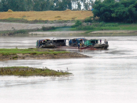 Thuyền hút cát trái phép của “cát tặc” trên sông Mã thuộc địa phận xã Vĩnh Hùng.