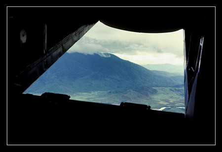 Tôi chụp bức ảnh này trên một chuyến bay vận chuyển hàng hóa của Không quân Mỹ từ Phú Bài đến Đà Nẵng. Tôi ngồi ở hàng ghế cuối cùng (ở hầm hàng). Khi cánh cửa đuôi máy bay mở ra trong một thời gian ngắn, tôi không bỏ lỡ cơ hội để chụp một bức ảnh từ trên cao. Tôi cảm thấy thật may mắn, vì chỉ 30 giây sau cảnh cửa đã đóng lại. Tôi chụp bức ảnh này trên một chuyến bay vận chuyển hàng hóa của Không quân Mỹ từ Phú Bài đến Đà Nẵng. Tôi ngồi ở hàng ghế cuối cùng (ở hầm hàng). Khi cánh cửa đuôi máy bay mở ra trong một thời gian ngắn, tôi không bỏ lỡ cơ hội để chụp một bức ảnh từ trên cao. Tôi cảm thấy thật may mắn, vì chỉ 30 giây sau cảnh cửa đã đóng lại.