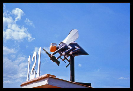 on “ong biển” ngộ nghĩnh này là vật trang trí trên tòa nhà trụ sở chính của lực lượng Seabeas (Công binh hải quân Mỹ) , trực thuộc Sư đoàn Thủy quân lục chiến số 3. on “ong biển” ngộ nghĩnh này là vật trang trí trên tòa nhà trụ sở chính của lực lượng Seabeas (Công binh hải quân Mỹ) , trực thuộc Sư đoàn Thủy quân lục chiến số 3.