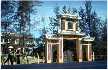 Một cánh cổng mang phong cách kiến trúc Á Đông ở Đà Nẵng. Cảnh cổng đáng yêu này nằm trên bán đảo giữa sông Hàn và biển Đông (Sơn Trà). Có rất nhiều cơ sở quân sự trên bán đảo. Bức ảnh này được tôi chụp trên đường về căn cứ trên núi Khỉ, nơi tôi đóng quân trong 6 tuần. Một cánh cổng mang phong cách kiến trúc Á Đông ở Đà Nẵng. Cảnh cổng đáng yêu này nằm trên bán đảo giữa sông Hàn và biển Đông (Sơn Trà). Có rất nhiều cơ sở quân sự trên bán đảo. Bức ảnh này được tôi chụp trên đường về căn cứ trên núi Khỉ, nơi tôi đóng quân trong 6 tuần.