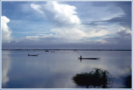 Bức ảnh này cũng được chụp từ trên xe jeep tại Quốc lộ 1. Khu vực này trong giống như một hồ nước, nhưng kỳ thực thì nó là những cánh đồng lúa bị ngập nước trong mùa mưa.