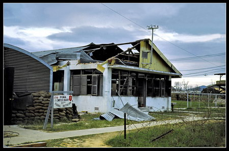 Trong nửa đầu năm 1967, tôi đã đóng quân tại căn cứ chính của Mỹ tại Đà Nẵng. Vào đêm 27/2, quân giải phóng đã lần đầu tiên sử dụng tên lửa để tấn công vào căn cứ không quân tại đây. Không mất nhiều thời gian để nhảy ra khỏi giường khi qua tên lửa đầu tiên rơi xuống. Một quả tên lửa đã phá hủy doanh trại trong bức ảnh. Những binh sĩ trong đã thoát nạn nhờ trú ẩn kịp thời. Trong nửa đầu năm 1967, tôi đã đóng quân tại căn cứ chính của Mỹ tại Đà Nẵng. Vào đêm 27/2, quân giải phóng đã lần đầu tiên sử dụng tên lửa để tấn công vào căn cứ không quân tại đây. Không mất nhiều thời gian để nhảy ra khỏi giường khi qua tên lửa đầu tiên rơi xuống. Một quả tên lửa đã phá hủy doanh trại trong bức ảnh. Những binh sĩ trong đã thoát nạn nhờ trú ẩn kịp thời.