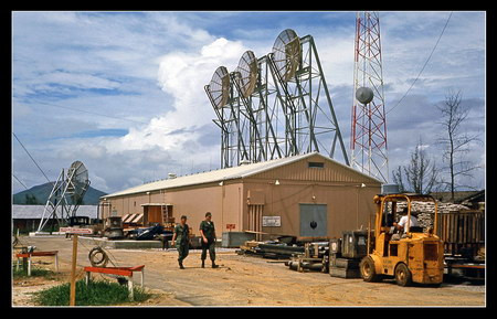 Đây là trạm thu phát tín hiệu trong căn cứ của tôi. Tại đây, chúng tôi tiến hành những công việc rất phức tạp liên quan đến thông tin liên lạc đường dài, kết nối các căn cứ khác nhau ở miền Nam Việt Nam. Hệ thống này được thiết kế bởi các kỹ sư thông tin đến từ Alexandria, Virginia. Bên cạnh tòa nhà chứa các trang thiết bị quan trọng, được gọi là nhà EE này, còn có cả một kho nhiên liệu và một máy phát điện rất lớn để duy trì hoạt động tiêu tốn rất nhiều năng lượng của nó. Chúng tôi đã thua trong cuộc chiến không phải vì công nghệ kém. Đây là trạm thu phát tín hiệu trong căn cứ của tôi. Tại đây, chúng tôi tiến hành những công việc rất phức tạp liên quan đến thông tin liên lạc đường dài, kết nối các căn cứ khác nhau ở miền Nam Việt Nam. Hệ thống này được thiết kế bởi các kỹ sư thông tin đến từ Alexandria, Virginia. Bên cạnh tòa nhà chứa các trang thiết bị quan trọng, được gọi là nhà EE này, còn có cả một kho nhiên liệu và một máy phát điện rất lớn để duy trì hoạt động tiêu tốn rất nhiều năng lượng của nó. Chúng tôi đã thua trong cuộc chiến không phải vì công nghệ kém.