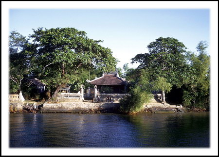 Một đền thờ nhỏ nằm bên bờ sông Hương, được chụp từ con tàu của hải quân Mỹ. Ngay phía trước ngôi đền, những đứa trẻ đang vẫy tay chào chúng tôi.