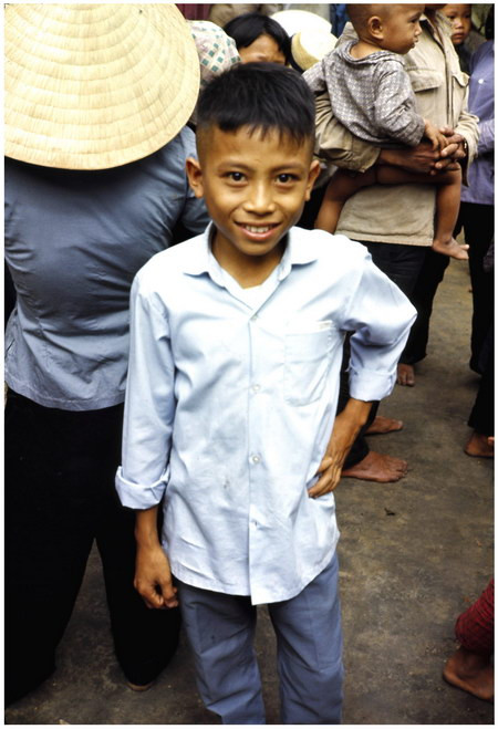 Đây chính là anh chàng nhiếp ảnh gia của tôi, một cậu bé thú vị. Cậu bé đã chụp tôi, và sau đó thì tôi chụp lại cậu ta. Lúc này chúng tôi đang ở một phòng khám y tế của Thủy Quân Lục Chiến ở nhà của trưởng thôn Thuỷ Phú, cách thành phố Huế khoảng 12 dặm về phía Nam. Đây chính là anh chàng nhiếp ảnh gia của tôi, một cậu bé thú vị. Cậu bé đã chụp tôi, và sau đó thì tôi chụp lại cậu ta. Lúc này chúng tôi đang ở một phòng khám y tế của Thủy Quân Lục Chiến ở nhà của trưởng thôn Thuỷ Phú, cách thành phố Huế khoảng 12 dặm về phía Nam.