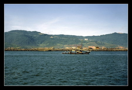 Tôi chụp bức ảnh này trên sông Đà Nẵng từ một tàu đổ bộ của Hải quân Mỹ, khi chúng tôi di chuyển từ Đà Nẵng đến Phú Bài, gần Huế. Núi Khỉ nằm bên bờ sông, nếu nhìn kỹ bạn có thể thấy hai chảo ăng-ten lớn của căn cứ thông tin liên lạc trên núi. Đó chính là nơi tôi đóng quân trong 6 tuần. Tôi chụp bức ảnh này trên sông Đà Nẵng từ một tàu đổ bộ của Hải quân Mỹ, khi chúng tôi di chuyển từ Đà Nẵng đến Phú Bài, gần Huế. Núi Khỉ nằm bên bờ sông, nếu nhìn kỹ bạn có thể thấy hai chảo ăng-ten lớn của căn cứ thông tin liên lạc trên núi. Đó chính là nơi tôi đóng quân trong 6 tuần.