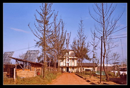 Đây là đại bản doanh của Tiểu đoàn Truyền tin số 37 tại Đà Nẵng, nơi làm việc đầu tiên của tôi trong quân đội Mỹ tại Việt Nam vào năm 1967. Tiều đoàn này đóng quân gấn căn cứ không quân Đà Nẵng. Phía bên trái bức ảnh, bạn có thể thấy 2 trong số các ăng-ten thu phát sóng lớn của chúng tôi. Toà nhà ở giữa là công trình đầu tiên mà mọi người nhìn thấy khi đến doanh trại của chúng tôi. Đây là đại bản doanh của Tiểu đoàn Truyền tin số 37 tại Đà Nẵng, nơi làm việc đầu tiên của tôi trong quân đội Mỹ tại Việt Nam vào năm 1967. Tiều đoàn này đóng quân gấn căn cứ không quân Đà Nẵng. Phía bên trái bức ảnh, bạn có thể thấy 2 trong số các ăng-ten thu phát sóng lớn của chúng tôi. Toà nhà ở giữa là công trình đầu tiên mà mọi người nhìn thấy khi đến doanh trại của chúng tôi.