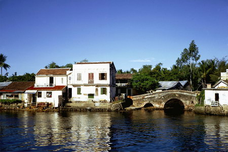 Khung cảnh thơ mộng của một khu dân cư nằm bên bờ sông Hương, thuộc vùng ngoại ô của thành phố Huế.