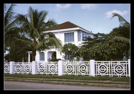 Một tòa biệt thự trong khu nhà vườn phong cách Huế. Tôi chụp bức ảnh này từ phía sau xe tải của quân đội trong một chuyến đi công vụ tại Huế. Bức ảnh được chụp 4 tháng trước khi xảy ra cuộc Tổng tấn công Tết Mậu Thân, và tôi thường tự hỏi không biết ngôi nhà này có bị hư hỏng vì các cuộc chiến đấu trong thành phố hay không.