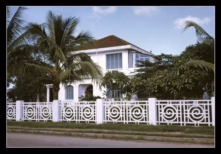 Một tòa biệt thự trong khu nhà vườn phong cách Huế. Tôi chụp bức ảnh này từ phía sau xe tải của quân đội trong một chuyến đi công vụ tại Huế. Bức ảnh được chụp 4 tháng trước khi xảy ra cuộc Tổng tấn công Tết Mậu Thân, và tôi thường tự hỏi không biết ngôi nhà này có bị hư hỏng vì các cuộc chiến đấu trong thành phố hay không.