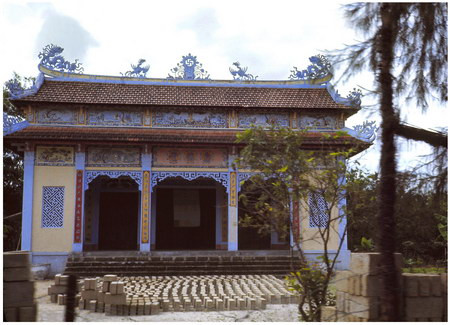 Ngôi chùa Phật giáo được trang trí công phu này nằm trên Quốc lộ 1, cách căn cứ của chúng tôi 3 dặp về phía Nam. Tôi chụp bức ảnh khi đang ngồi trên một chiếc xe jeep. Ngôi chùa Phật giáo được trang trí công phu này nằm trên Quốc lộ 1, cách căn cứ của chúng tôi 3 dặp về phía Nam. Tôi chụp bức ảnh khi đang ngồi trên một chiếc xe jeep.