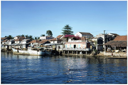 Có rất nhiều thứ để ngắm nhìn trên dòng sông Hương của Huế. Hãy nhìn kỹ, bạn sẽ thấy một cậu bé đang bơi về phía con tàu của chúng tôi. Cậu ta sẽ xin kẹo, và chúng tôi thì luôn có sẵn kẹo cho những tình huống như thế này.