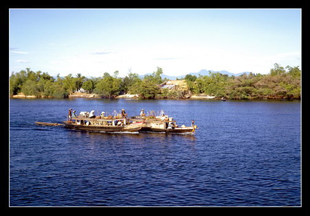 Sông Hương, con sông nổi tiếng của Huế. Tôi đang ngồi trên một con tàu chở quân loại nhỏ của hải quân Mỹ khi tôi chụp bức ảnh này. Chúng tôi đã mất một đêm để đi từ vùng vịnh Đà Nẵng đến cửa sông. Trong ánh bình minh, con tàu đi đi thêm vài dặm nữa để đến thành phố Huế. Trên chặng đường này, chúng tôi đã bắt gặp một cặp đôi thú vị: hai con thuyền của người Việt bám sát nhau.