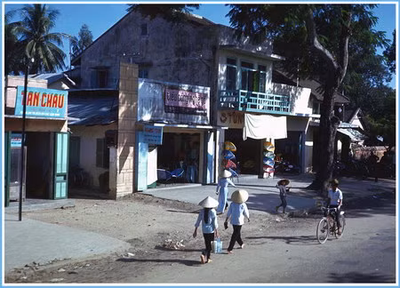 Một đường phố ở Huế, được tôi chụp từ thùng chiếc xe tải loại nửa tấn của quân đội Mỹ khi chiếc xe chạy qua Huế, thành phố từng là thủ phủ xinh đẹp của xứ sở Đông Dương. Có thể cảm nhận được hơi thở bình yên của cuộc sống hàng ngày ở nơi đây, mặc dù các cuộc chiến đang diễn ra ác liệt ở nhiều khu vực xung quanh. Thật không may, chỉ 3 tháng sau khi tôi chụp những bức ảnh ở Huế, thành phố này đã trở thành tâm điểm của cuộc chiến ác liệt Tết Mậu Thân.