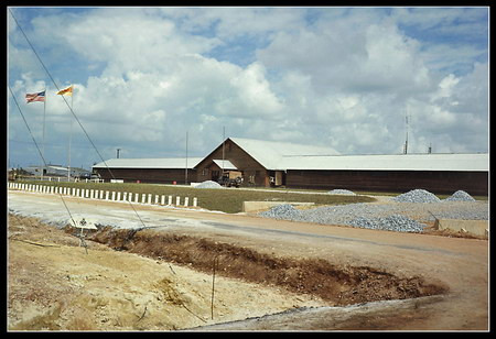 Đây là đại bản doanh của Sư đoàn Thủy quân lục chiến số 3 tại căn cứ lớn ở Phú Bài, cách thành phố Huế khoảng 9 dặm về phía Nam. Trong nửa sau của năm 1967, tôi phục vụ trong căn cứ thông tin liên lạc nằm liền kề với sư đoàn này. Đây là đại bản doanh của Sư đoàn Thủy quân lục chiến số 3 tại căn cứ lớn ở Phú Bài, cách thành phố Huế khoảng 9 dặm về phía Nam. Trong nửa sau của năm 1967, tôi phục vụ trong căn cứ thông tin liên lạc nằm liền kề với sư đoàn này.