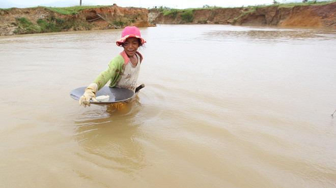 Em K Hạnh (10 tuổi) lội suối về nhà sau một ngày đi làm rẫy. Ảnh: Mai Vinh. Em K Hạnh (10 tuổi) lội suối về nhà sau một ngày đi làm rẫy. Ảnh: Mai Vinh.