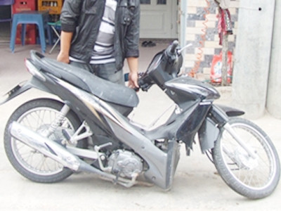 Chiếc xe bị gãy đôi. Chiếc xe bị gãy đôi.